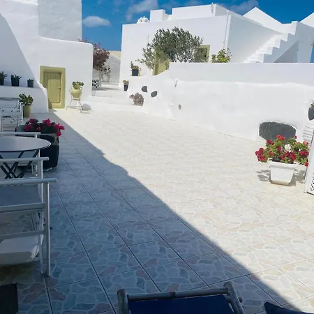 Palm Tree Hill Country house Oia (Santorini)
